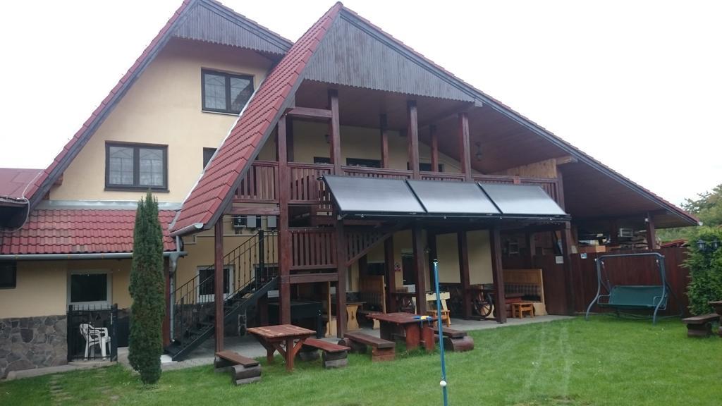 Penzion Relax Hotel Prievidza Buitenkant foto